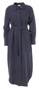 JcSophie jurk in donkerblauw, vervaardigd van 100% linnen met een klassieke kraag en ceintuur.