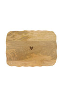 Zusss serveerplank van naturel mangohout in de vorm van een hart met een gekartelde rand.