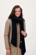 Zusss sjaal boucle in donkerblauw met PU-leren label
