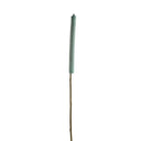 Een diepgroene tuinfakkel gemaakt van paraffine.