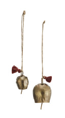 Set van twee Madam Stoltz hangertjes met belletjes in goudkleur, voorzien van jute koord en een roestkleurig kwastje.