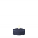 DeluxeHomeart LED waxinelicht in donkerblauw met wasachtige textuur en een diameter van 6,1 cm.