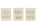 Zes witte houten knijpers met winterse decoratie