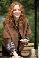 Zusss cape jack in de kleur hazelnoot met klassieke kraag en grote knopen.