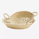 Decoratieve ronde mand van Madam Stoltz gemaakt van gevlochten gras en jute in naturel tinten.
