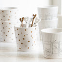 Bastion Collections beker dots uitgevoerd in aardewerk met een wit oppervlak en zwarte en caramelkleurige stippen