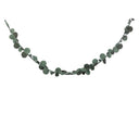Decoratieve KidsDepot wandhanger met groene eucalyptusblaadjes van vilt, 180 cm lang.