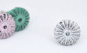 Witte, bloemvormige metalen knop Daisy met een doorgeschuurde afwerking