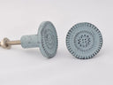 Grijze metalen knop met bloemmotief