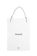 Wit keramieken tegeltje van het merk Zusss met de zwarte tekst lieverd erop geschreven.