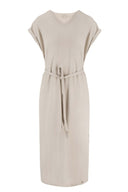 Zusss jurk met V-hals in de kleur zand met ceintuur en korte mouwen