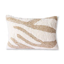 Beige HKliving kussen met een fluffy patroon op een bank.