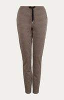 De Scott broek van Anna Blue in een light camel ruitdessin, voorzien van steekzakken en een elastische tailleband.