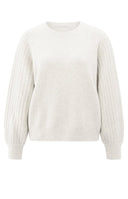 YAYA trui in off white met ronde hals en ribgebreide mouwen.