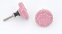 Ronde roze meubelknop uit de Coin collectie, gemaakt van keramiek met een metalen bevestiging.
