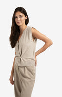 Zandkleurig gebreid YAYA gilet met asymmetrische knoopsluiting en V-hals.
