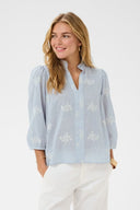 De blauwe Cream blouse Korey met crèmekleurige details