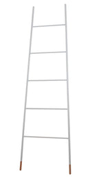 Decoratieve witte metalen ladder van Zuiver met houten details
