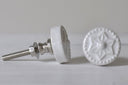Witte ronde kastknop van het model Knop coin s gemaakt van keramiek en metaal