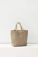 Shopper van handgerolde naturelkleurige jute met een rechthoekig model