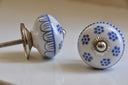 Keramische knop met een diameter van 3,5 cm, uitgevoerd in wit met blauw