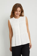 Kaffe top in de kleur chalk, mouwloos model met een mooie kraag.