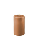 DeluxeHomeart LED kaars met een diameter van 7,5 cm en een hoogte van 12,5 cm in de kleur caramel