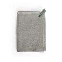 Lichtgrijze Leeff handdoek van stonewashed katoen met een leren lus aan de bovenkant