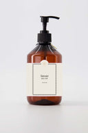 Zusss handzeep liever dan lief in een amberkleurige fles met offwhite label.