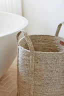 Wasmand van naturelkleurig jute met twee handvatten