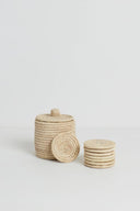 Ronde mand van gevlochten naturelkleurige palmvezel met een set van 8 bijpassende onderzetters