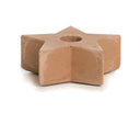 Rustik Lys kaarsenstandaard in de vorm van een ster, uitgevoerd in roestkleurig terracotta.