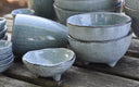 Broste Copenhagen schaal op voet l uit de Nordic Sea collectie in grijs-blauw keramiek