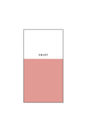 Witte papieren servetten met een roze onderkant en de tekst enjoy