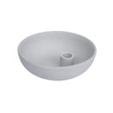 Ronde, lichtgrijze mat keramieken kaarsenhouder van Storefactory met een diameter van 15 cm.