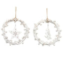 Wit riet kransje met metalen hanger en belletjes