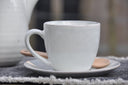 Broste Copenhagen kop en schotel uit de Nordic Sand collectie in zandkleurig keramiek