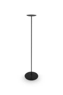 Zwarte vtwonen vloerkandelaar van 90 cm hoog met een ronde voet en plaats voor een stompkaars.