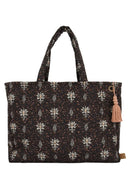 Zusss shopper limited in zwart uitgevoerd met een gewatteerd design en subtiele bloemenprint.