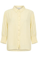 De Cream blouse nola in de kleur vanilla met driekwart mouwen en gesmokte boorden