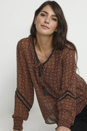 Cream blouse tile met een mix van kleuren en een straight fit pasvorm.