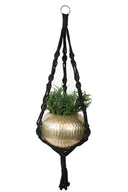 Zwarte MrsBloom macraméhanger met metalen ring en leren label