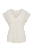Zusss shirt in de kleur off white met V-hals, korte mouwen en borstzakje