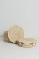 Ronde mand met deksel in naturel kleur gevuld met 8 ronde placemats van palmvezel
