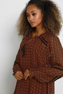 Cream jurk tile - mix met lange pasvorm en unieke print