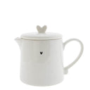 Bastion Collections theepot hartje in wit aardewerk met een zwart hartje en deksel