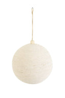 Decoratieve witte kerstbal omwikkeld met touw, voorzien van een houten kraal en ophangtouwtje.
