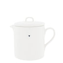Witte aardewerken theepot van Bastion Collections met een zwart hartjespatroon