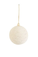 Witte kerstbal van touw met houten kraal en ophangtouw