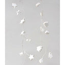 Decoratieve guirlande van ijzerdraad met kleine houten kerstboompjes en sterren.